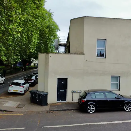 Apartment 2-bed W Roof Garden, Wifi & Parking Sleeps 4