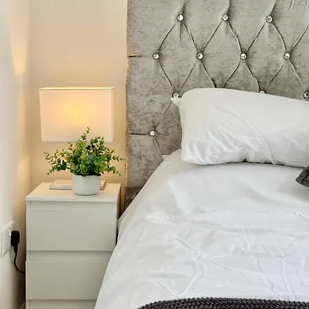 2-bed W Roof Garden, Wifi & Parking Sleeps 4 *