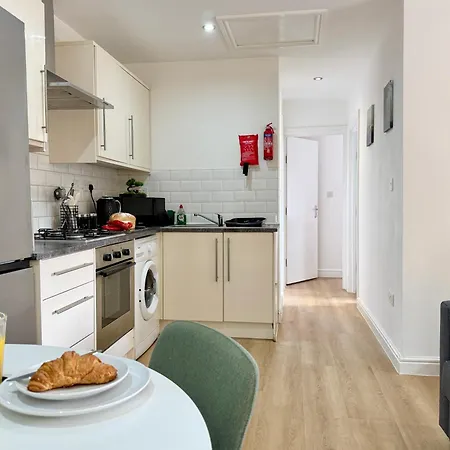 2-bed W Roof Garden, Wifi & Parking Sleeps 4 *