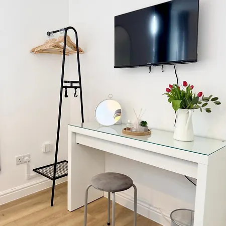 2-bed W Roof Garden, Wifi & Parking Sleeps 4 * Bristol