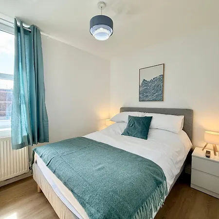 2-bed W Roof Garden, Wifi & Parking Sleeps 4 Apartment *