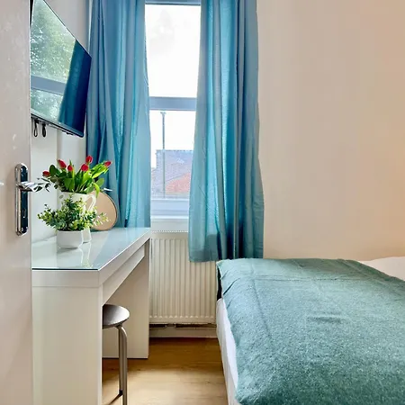 Apartment 2-bed W Roof Garden, Wifi & Parking Sleeps 4 *