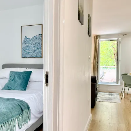 2-bed W Roof Garden, Wifi & Parking Sleeps 4 Apartment *