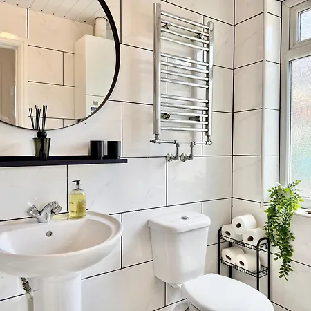 Apartment 2-bed W Roof Garden, Wifi & Parking Sleeps 4 Bristol