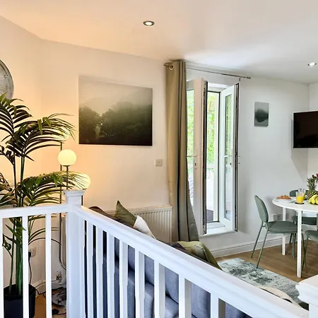 Apartment 2-bed W Roof Garden, Wifi & Parking Sleeps 4 *