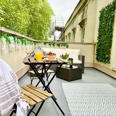 Apartment 2-bed W Roof Garden, Wifi & Parking Sleeps 4