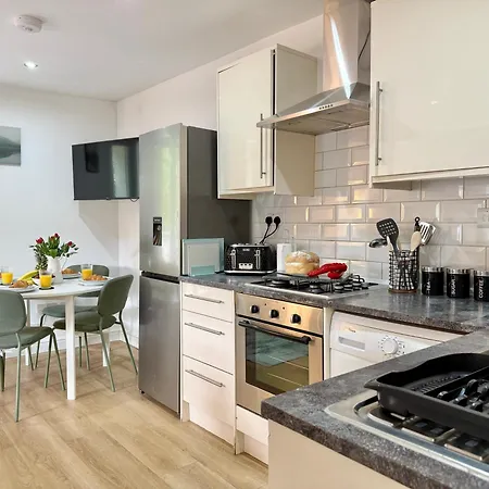 2-bed W Roof Garden, Wifi & Parking Sleeps 4 *