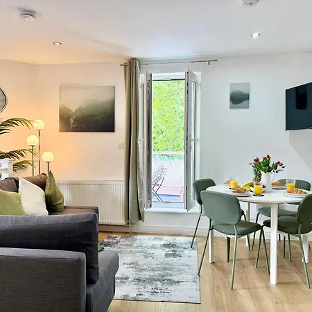 2-bed W Roof Garden, Wifi & Parking Sleeps 4
